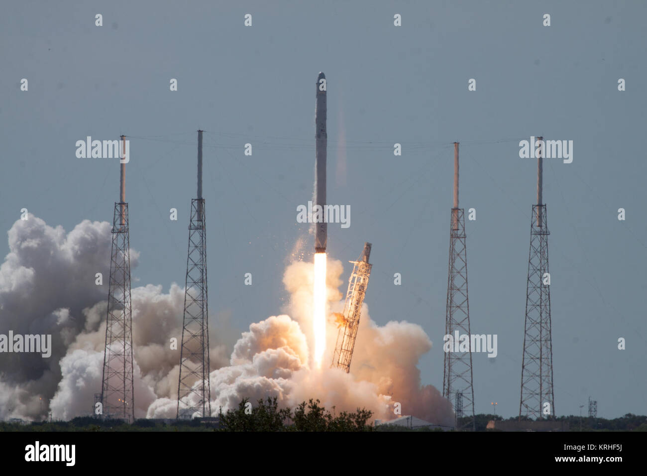 Falcon 9 launches with CRS-7 from SLC-40 (KSC-2015-2340) Stock Photo