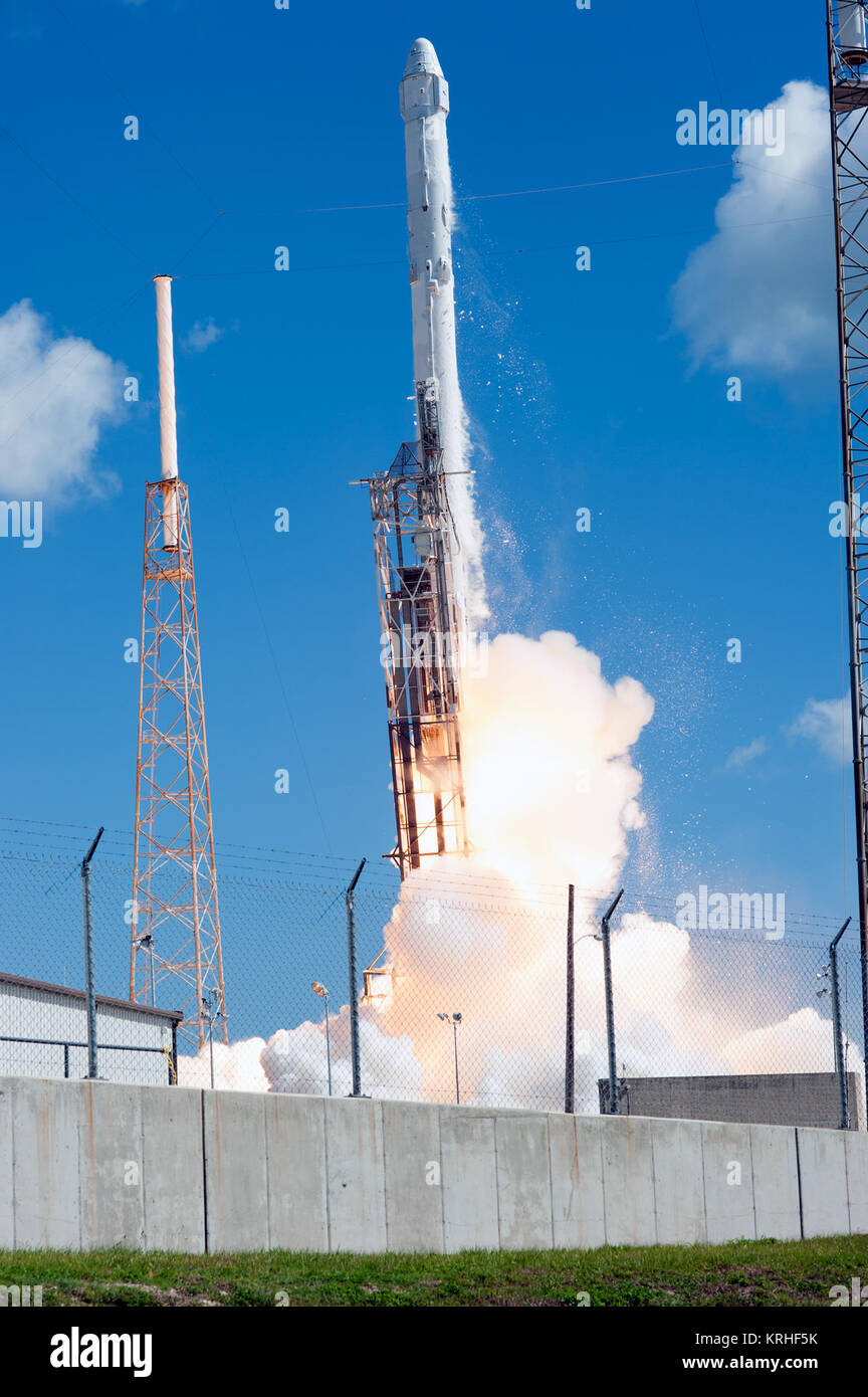 Falcon 9 launches with CRS-7 from SLC-40 (KSC-2015-2389) Stock Photo