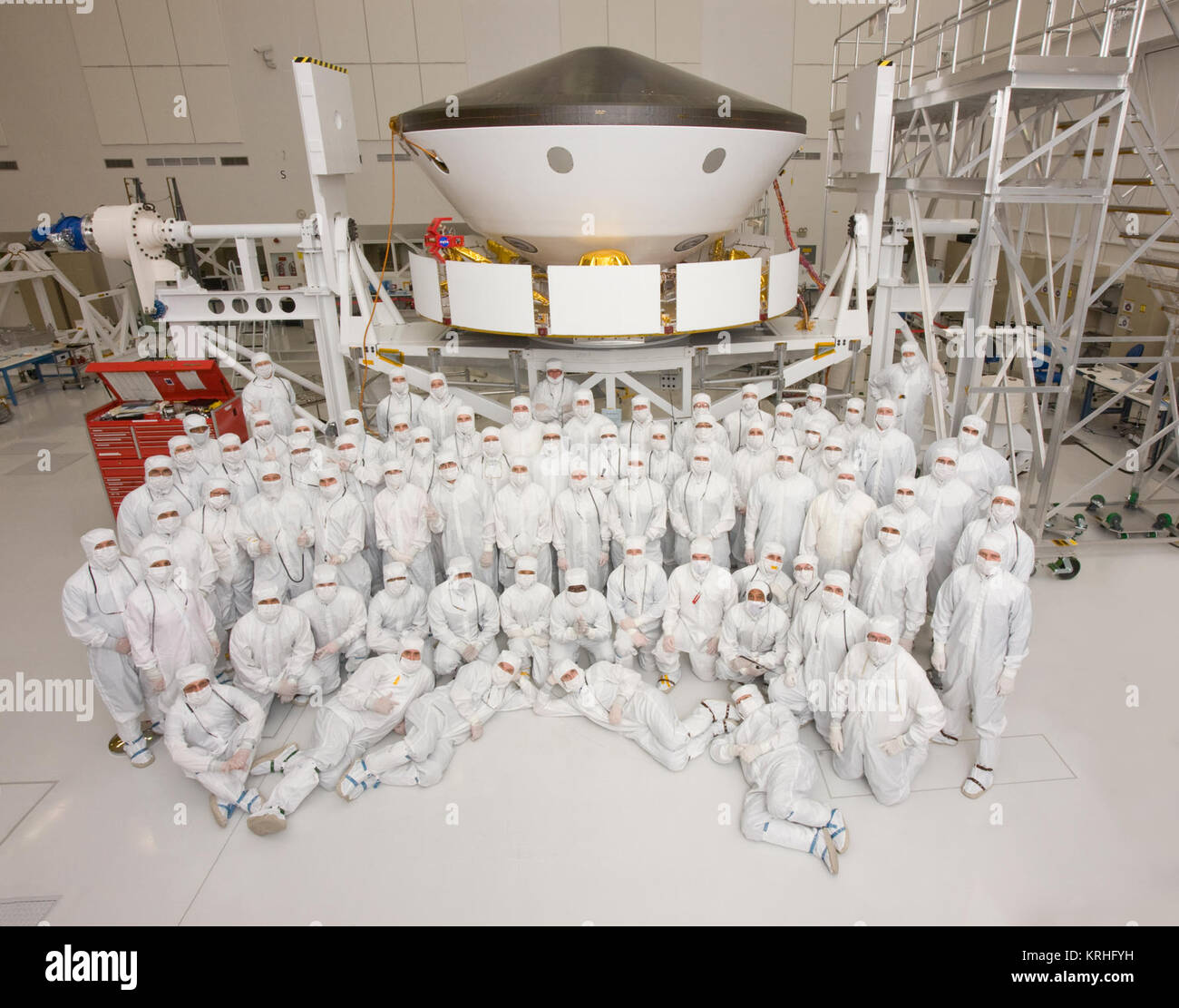 MSL ATLO Team Group Photo. 17 November/2008. Requester: David Gruel (102648) Photographer: T. Wynne Photolab order: 070914-107764 MSL spacecraft in JPL Spacecraft Assembly Facility with ATLO team members Stock Photo