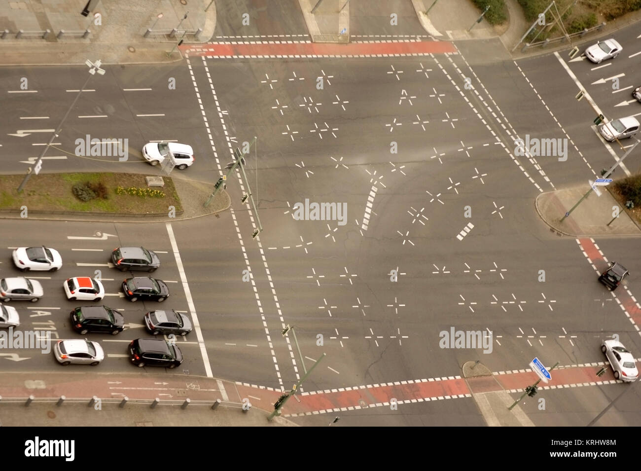 Die Draufsicht und Luftaufnahme einer mehrspurigen Straße mit Straßenverkehr. Stock Photo