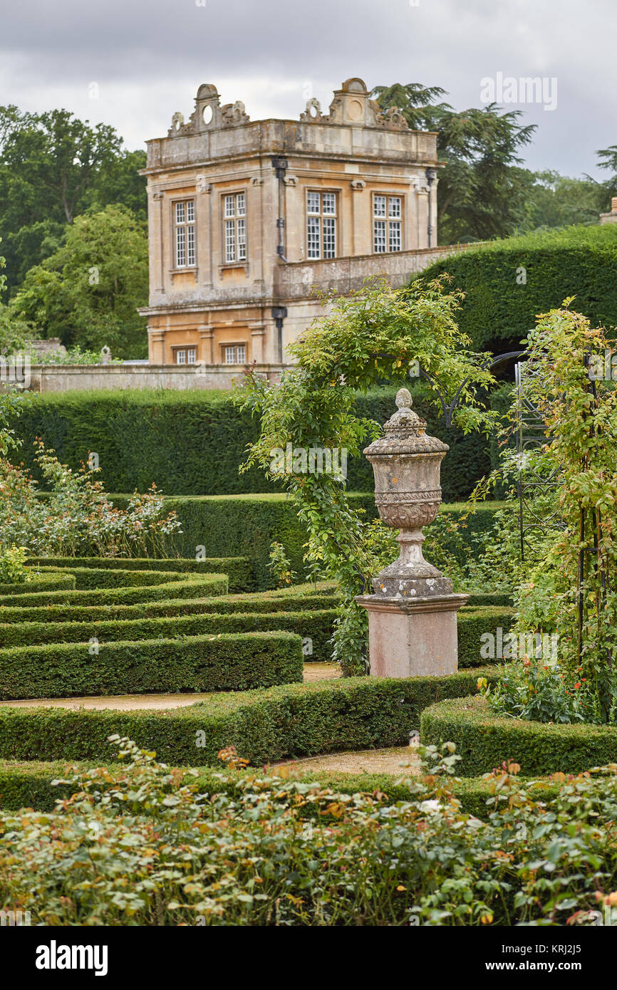 Detail of the garden and a corner house of an old English stately home in Wiltshire - Longleat House Stock Photo