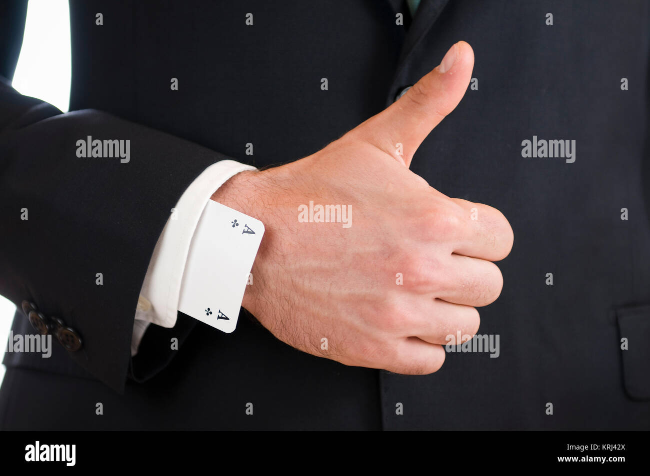 Nahaufnahme einer männlichen Hand den Daumen nach oben zeigend mit As-Spielkarte im Ärmel. Stock Photo