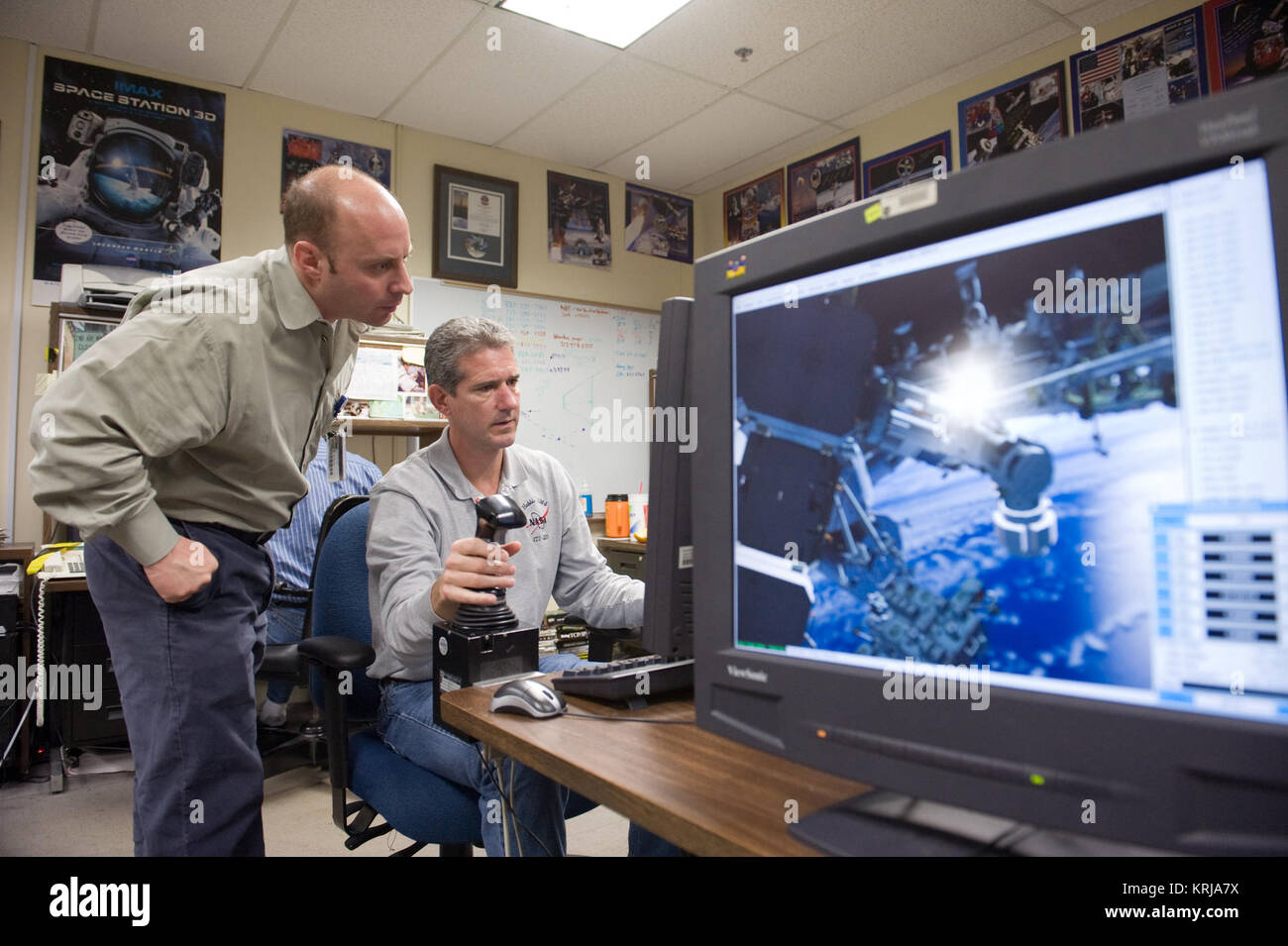PHOTO DATE: 01-28-10 LOCATION: Bldg. 9 - VR Lab  SUBJECT:  STS-132 crew during their MSS/SIMP EVA3 OPS 4 training with Expedition 23 crew member Tracy Caldwell Dyson. Instructor is Madhurita Sengupta. PHOTOGRAPHER:  James Blair STS-132 Good Reisman use vr Lab Stock Photo