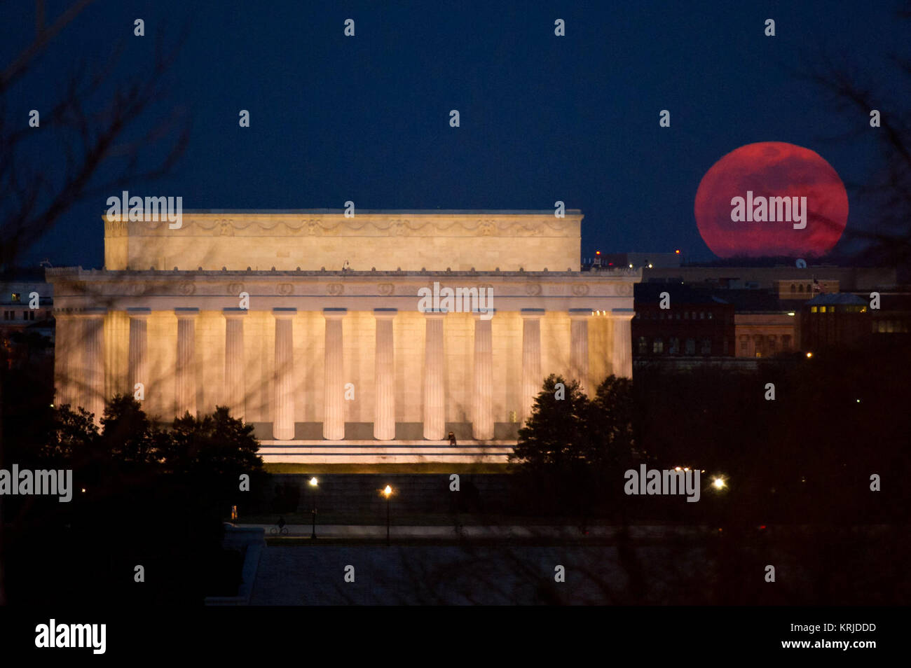 The full moon is seen as it rises near the Lincoln Memorial, Saturday, March 19, 2011, in Washington. The full moon tonight is called a 'Super Perigee Moon' since it is at it's closest to Earth in 2011. The last full moon so big and close to Earth occurred in March of 1993. Photo Credit: (NASA/Bill Ingalls) Perigee Moon 19 March 2011 Lincoln Memorial Stock Photo