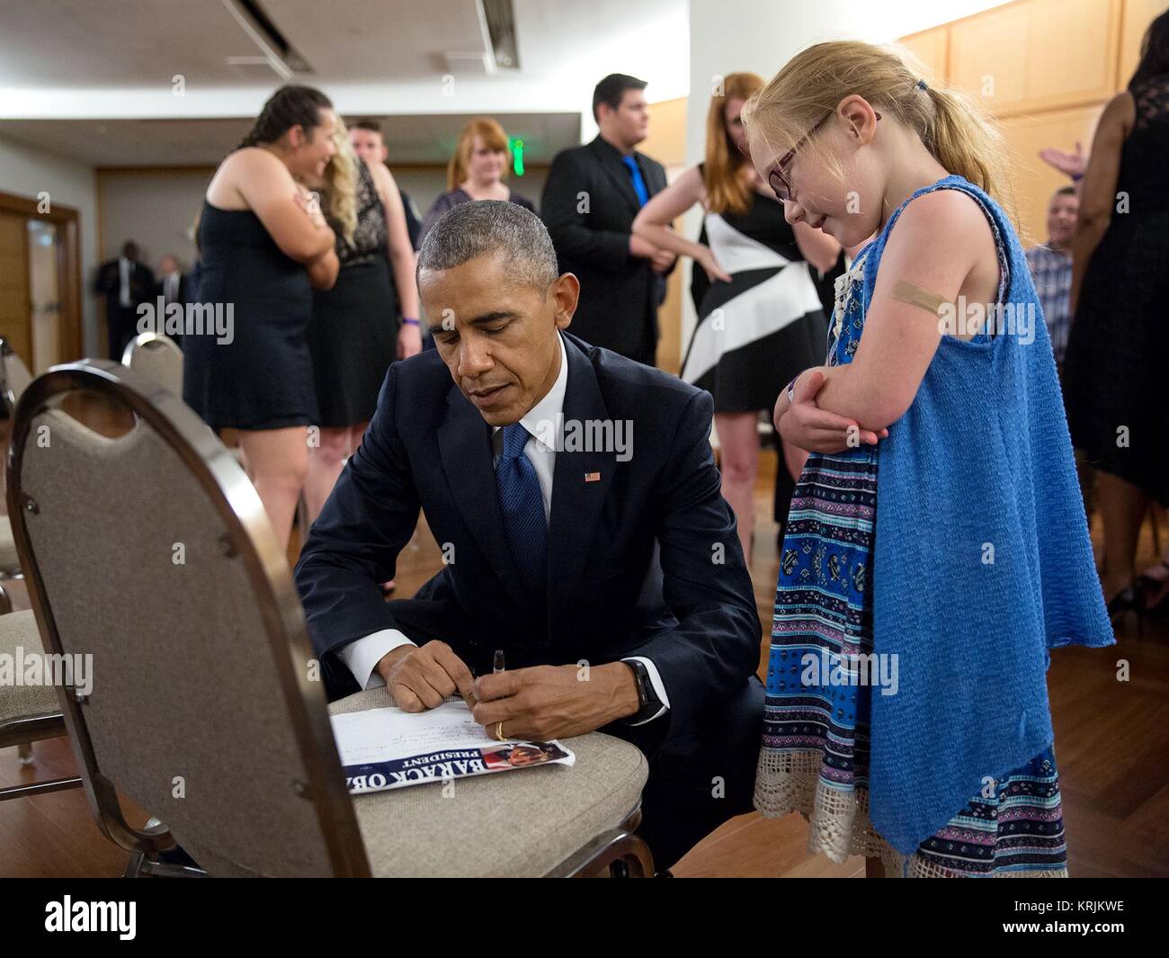 U.S. President Barack Obama signs a note for Samantha Thompson, the niece of a DART Officer killed in Dallas during a memorial service July 12, 2016 in Dallas, Texas. Stock Photo
