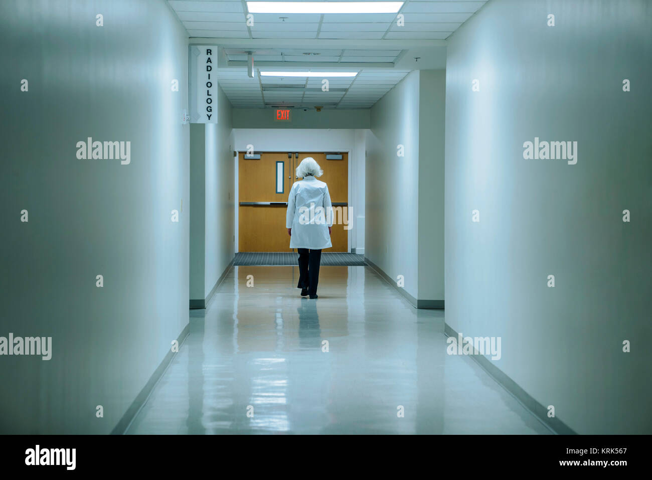 Elderly woman walking in hospital hi-res stock photography and images ...