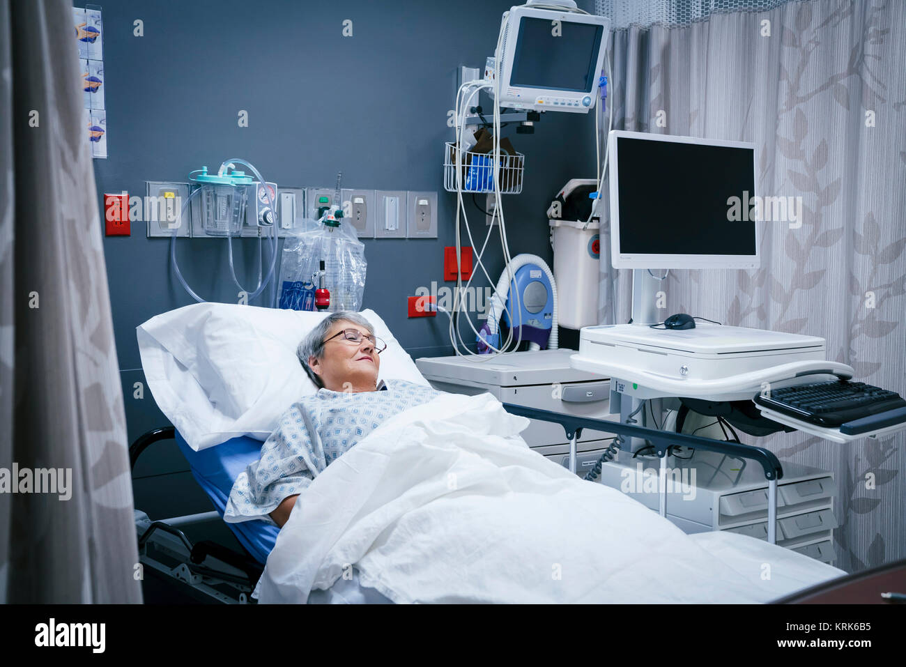 Woman hospital gown back view hi-res stock photography and images - Alamy