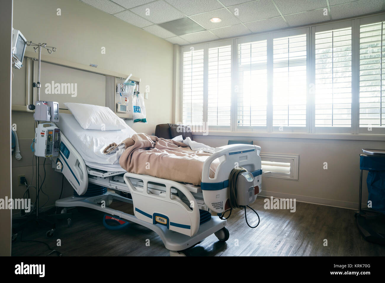 Empty hospital bed near sunny window Stock Photo - Alamy, image size:1300x957