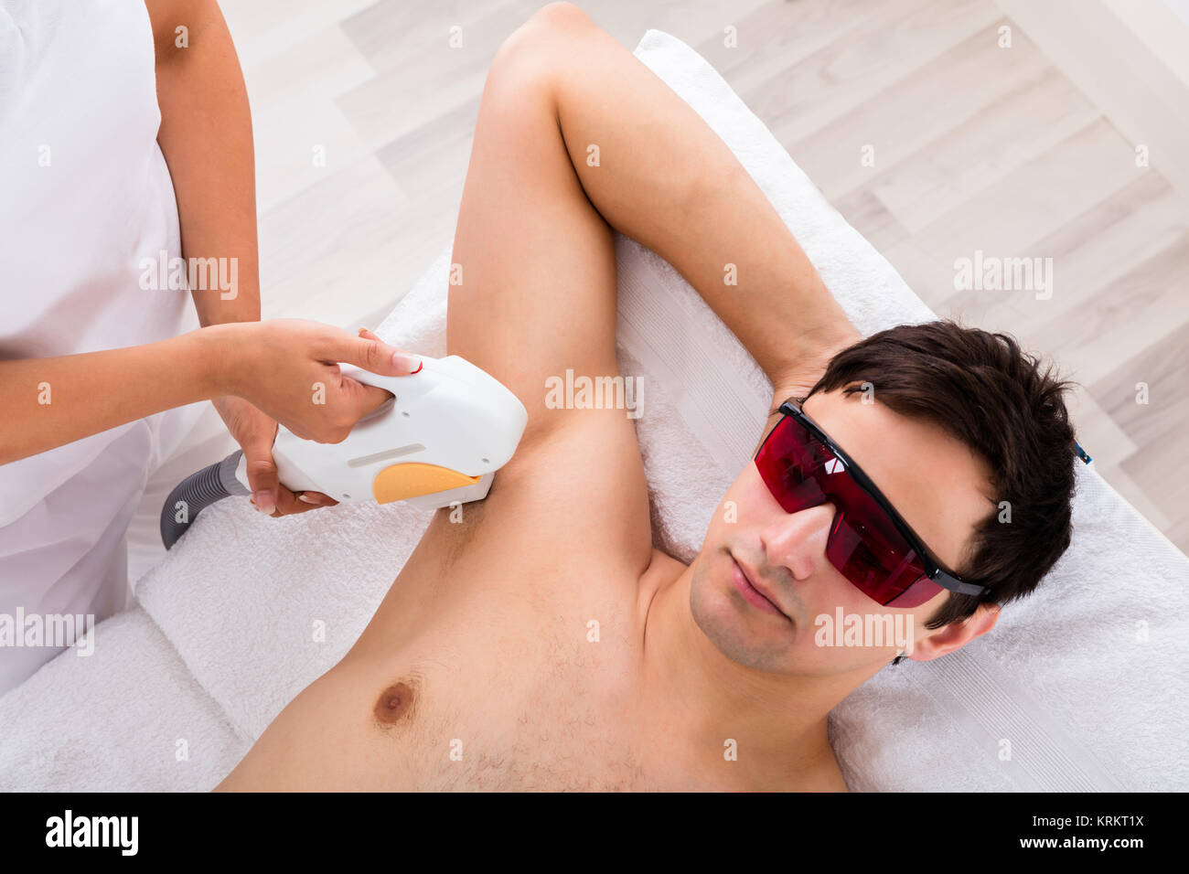 Парню делают эпиляцию. Депиляция для мужчин. Парню делают эпиляцию. Эпиляция мужская грудь. Мужская лазерная эпиляция подмышки.