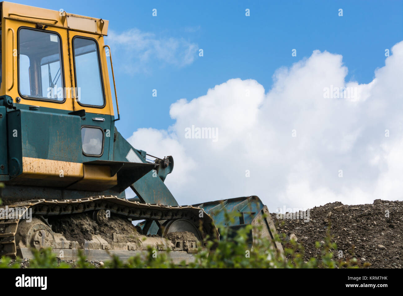Bagger Baumaschine auf einer Baustelle im Hintergrund ein blauer Himmel. Stock Photo
