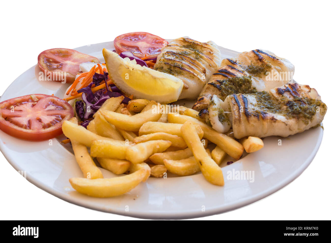 Gegrillten Oktopus. Gegrillter Tintenfisch serviert mit Pommes frittes und Zitronen und Salat. Stock Photo
