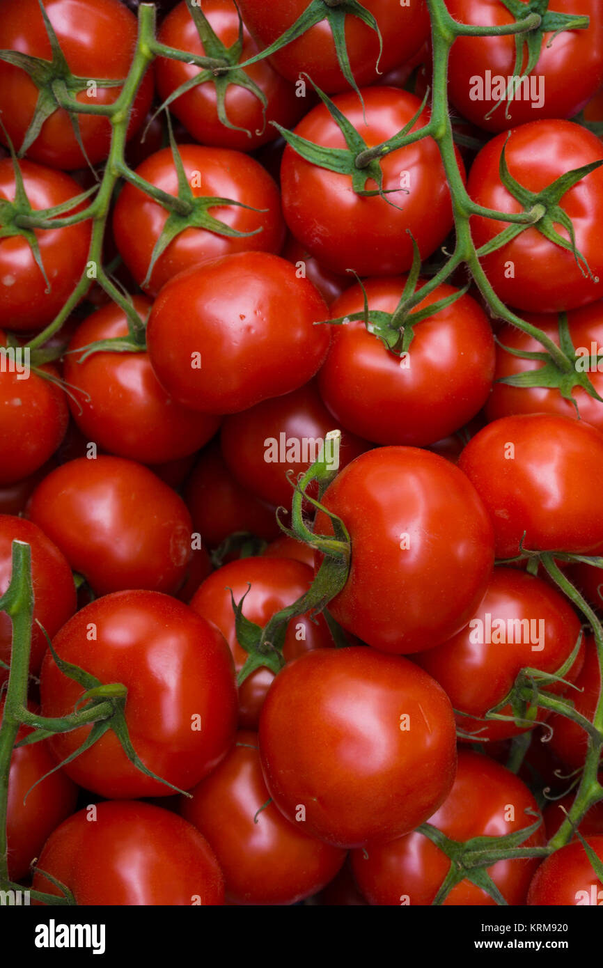 red tomatoes background. Group of tomatoes Stock Photo - Alamy