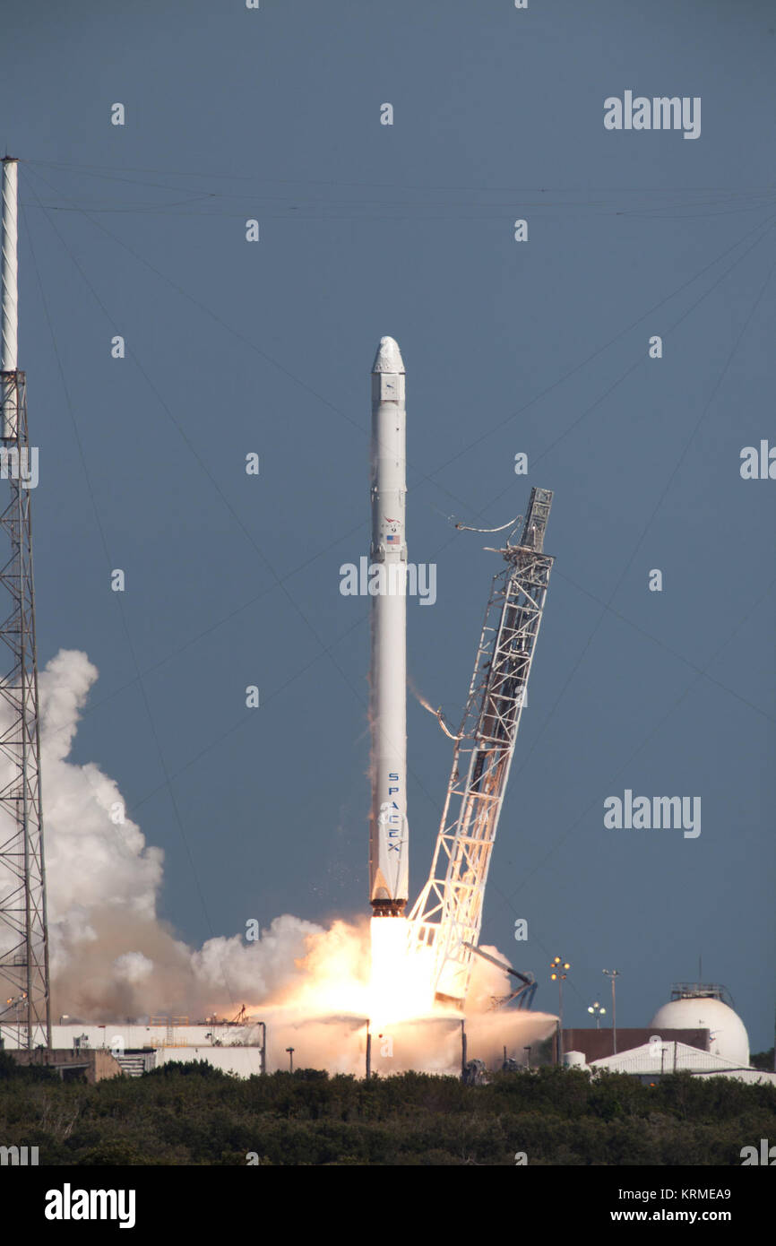 Photos of the SpaceX CRS-8/Falcon 9 Liftoff from Pad 40. SpaceX CRS-8 liftoff (26314614065) Stock Photo