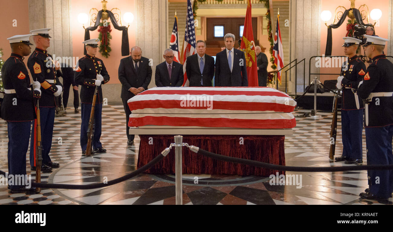 Speaker of the Ohio House of Representatives Cliff Rosenberger, left, NASA Administrator Charles Bolden, Ohio Gov. John Kasich, and Secretary of State John Kerry pay their respects to former astronaut and U.S. Senator John Glenn as he lies in repose, under a United States Marine honor guard, in the Rotunda of the Ohio Statehouse in Columbus, Friday, Dec. 16, 2016. Photo Credit: (NASA/Bill Ingalls) John Glenn in Repose at the Ohio Statehouse (NHQ201612160013) Stock Photo