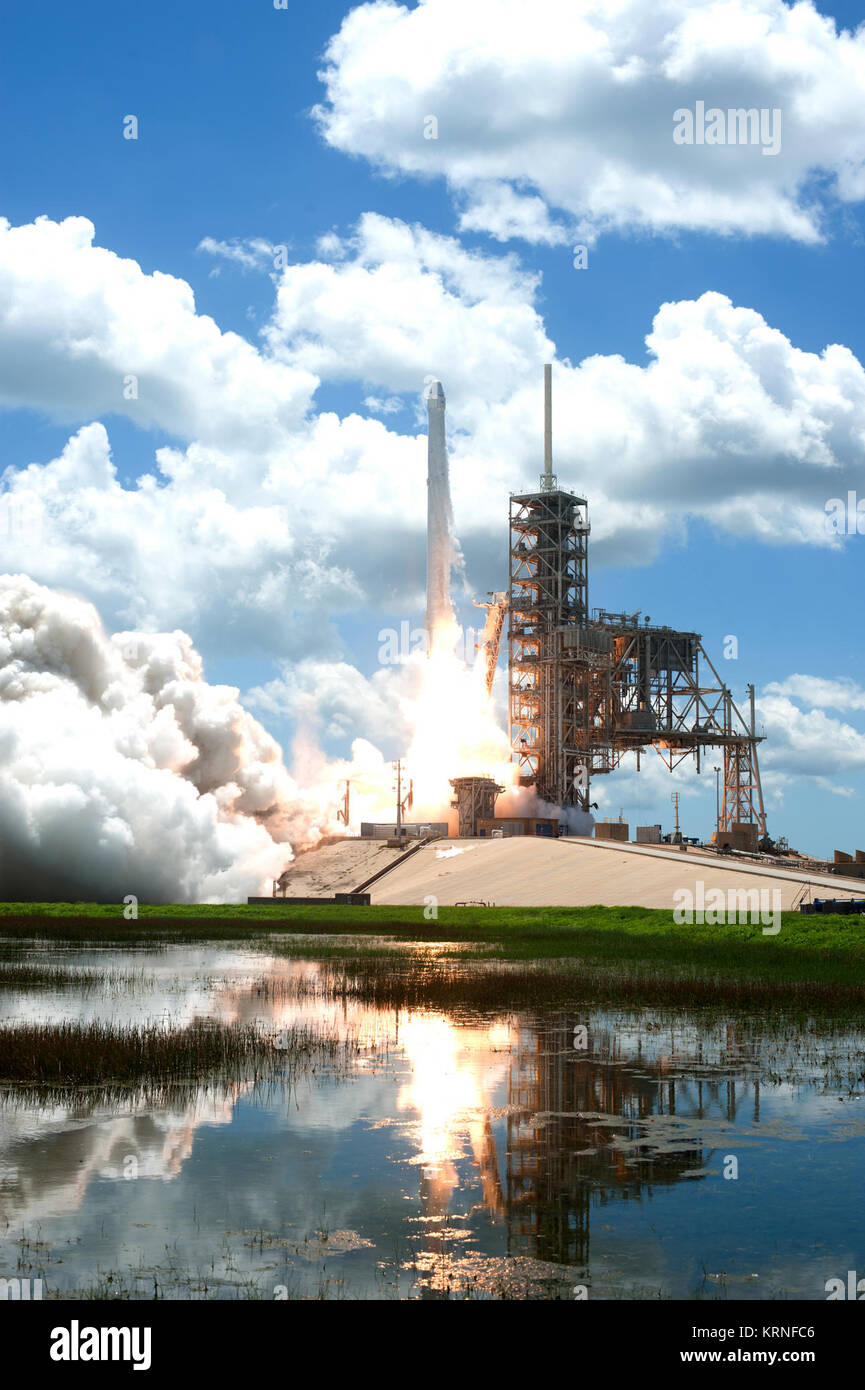 The two-stage SpaceX Falcon 9 launch vehicle lifts off Launch Complex 39A at NASA's Kennedy Space Center carrying the Dragon resupply spacecraft to the International Space Station. Liftoff was at 12:31 p.m. EDT. On its 12th commercial resupply services mission to the International Space Station, Dragon will bring up more than 6,400 pounds of supplies and new science experiments and equipment for technology research. KSC-20170814-PH AWG05 0010 (36455095901) Stock Photo