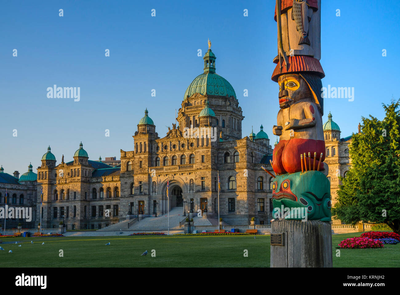 Knowledge Totem Pole, at the British Columbia Legislature, Victoria,  Vancouver Island, British Columbia, Canada Stock Photo