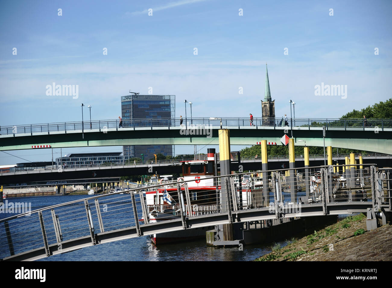Der Blick über den Fluss Weser und die Stadt Bremen mit Gebäuden und Infrastruktur. Stock Photo