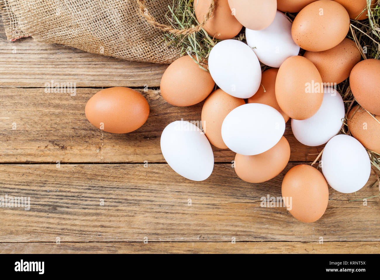 Eier auf Holzuntergrund Stock Photo