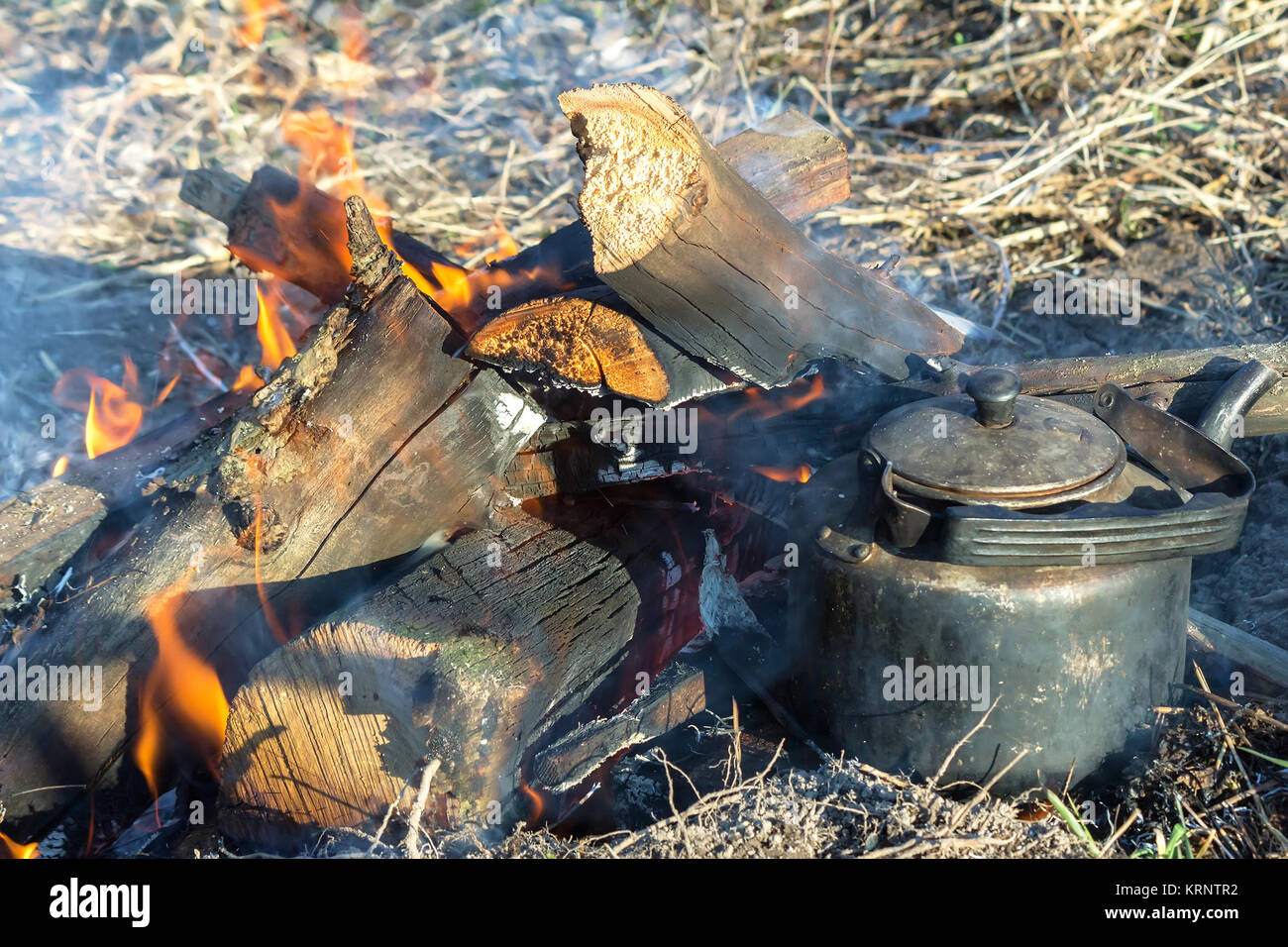 https://c8.alamy.com/comp/KRNTR2/burning-fire-and-a-kettle-near-the-fire-KRNTR2.jpg