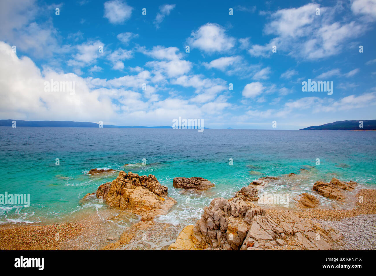 Adria-Küste. Klare azurblauen Wasser unter blauem Himmel. Stock Photo
