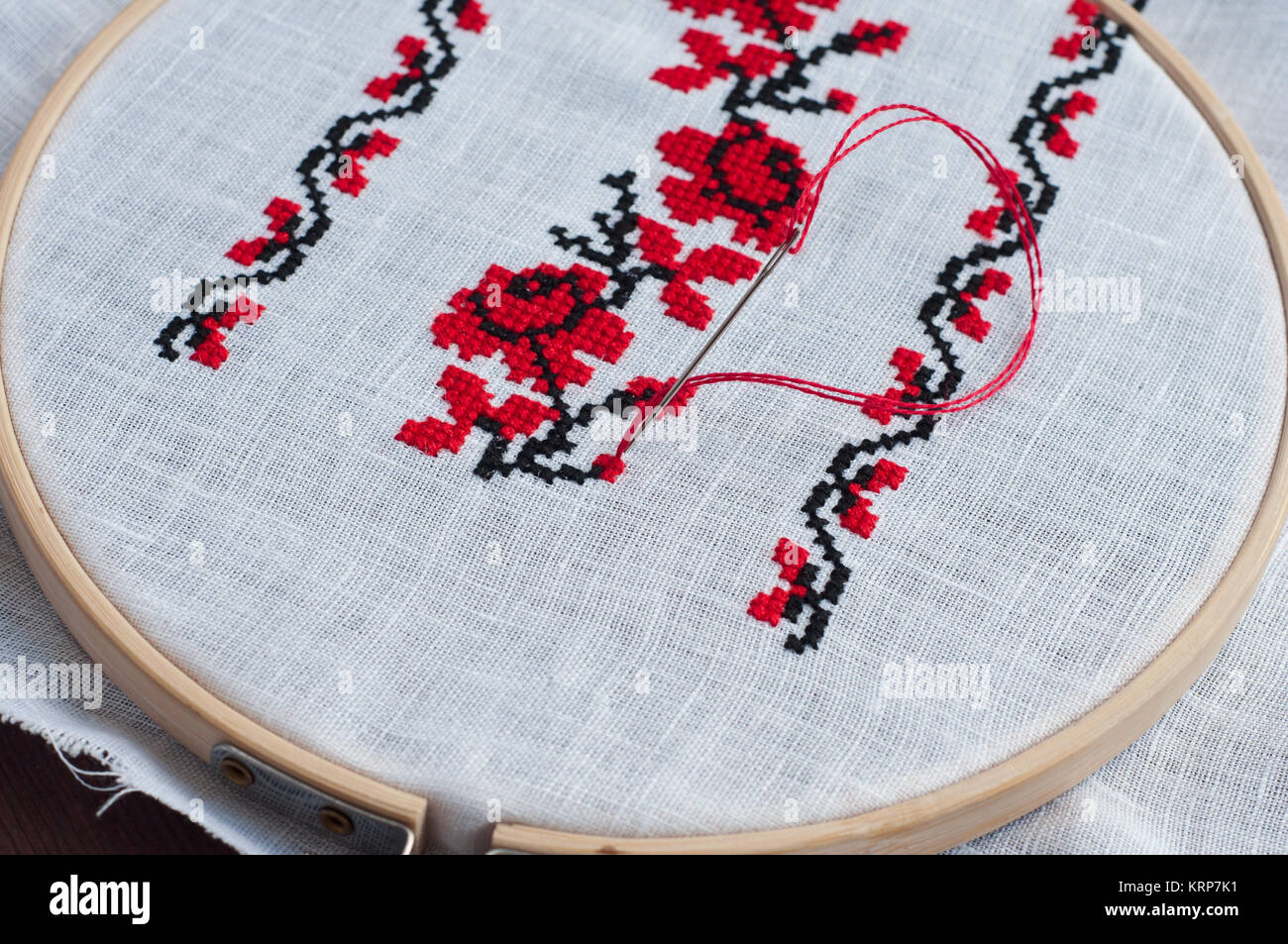 Lovely Beige Vintage Round Tablecloth Cross-Stitched Floral Pattern Eyelet  Bordr