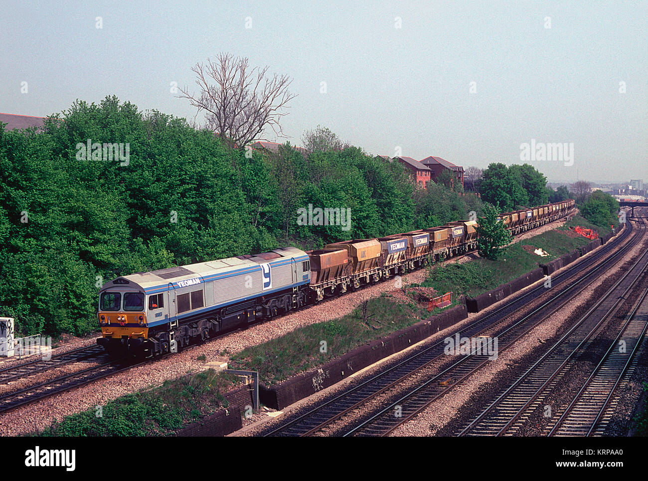 A Foster Yeoman owned class 59 locomotive  number 59004 'Yeoman Challenger" decending Acton Bank towards Acton yard with a mixed rake of empty PGA stone hoppers. 1st May 1995. Stock Photo