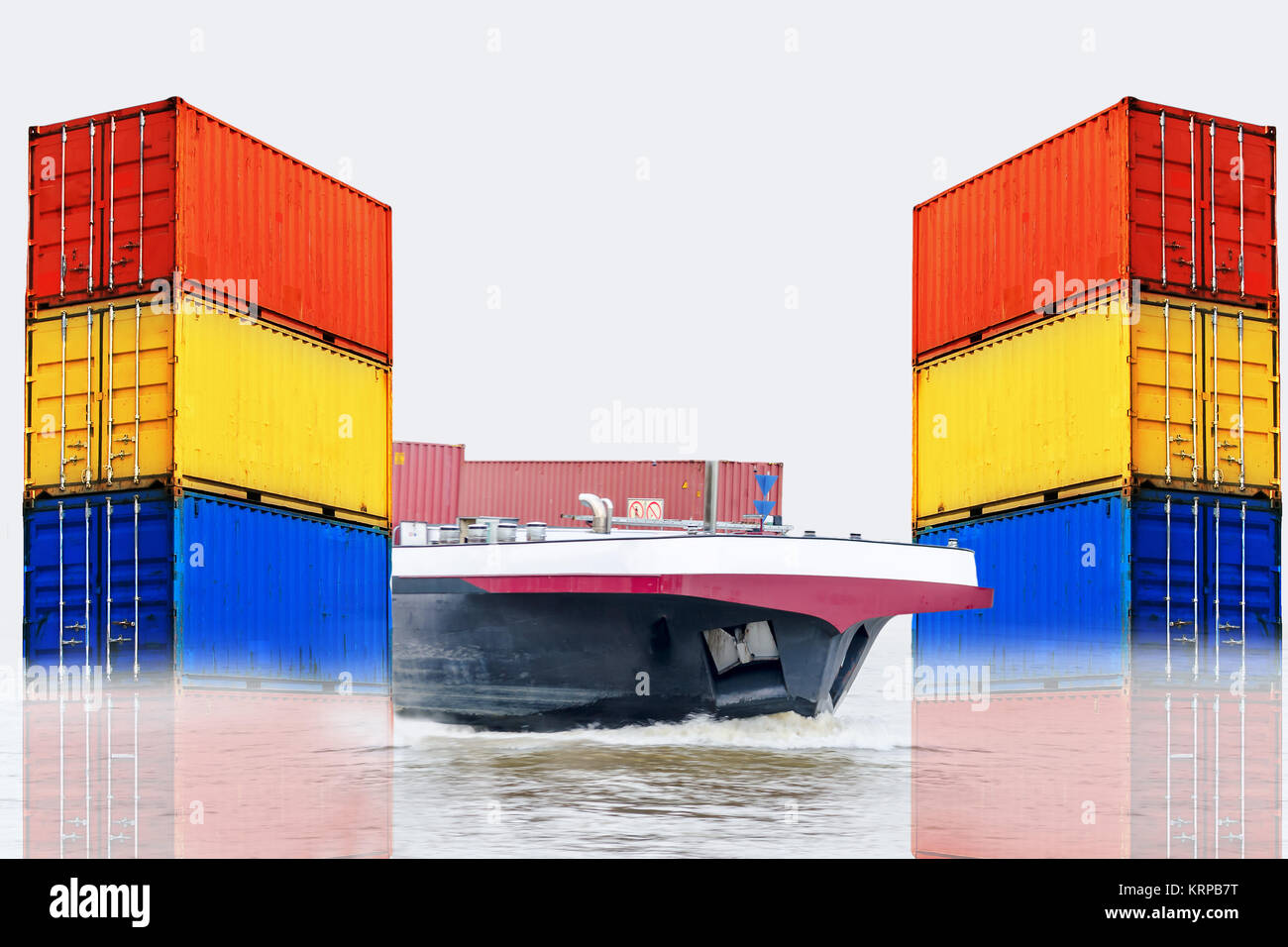 Containerschiff für den Import und Export von Container-Box im Wasser. Rechts und Links im Bild gestapelte verschieden farbige Seecontainern isoliert auf weißem Hintergrund. Stock Photo