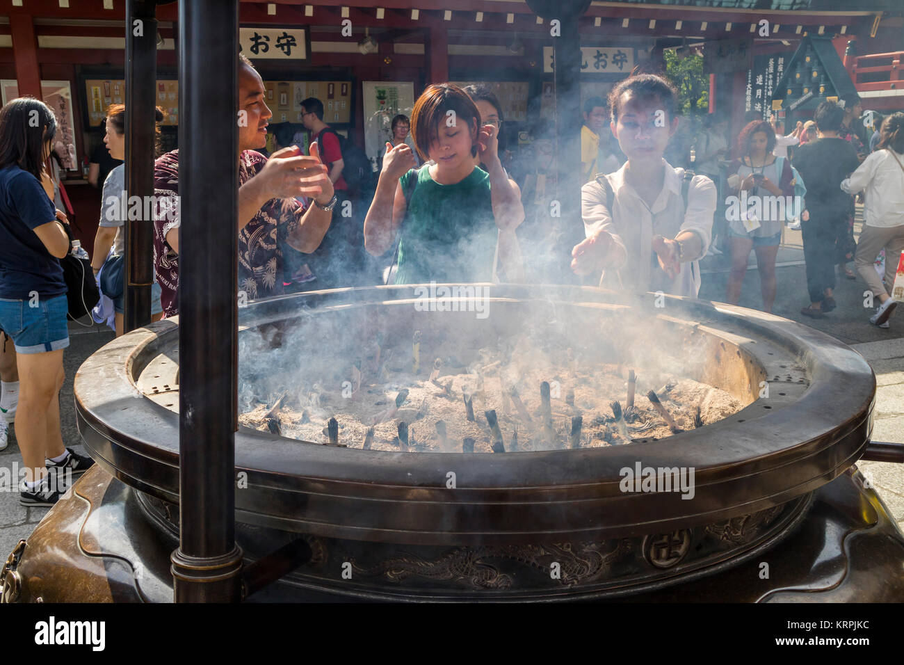 Incense smoke japan temple hi-res stock photography and images - Alamy