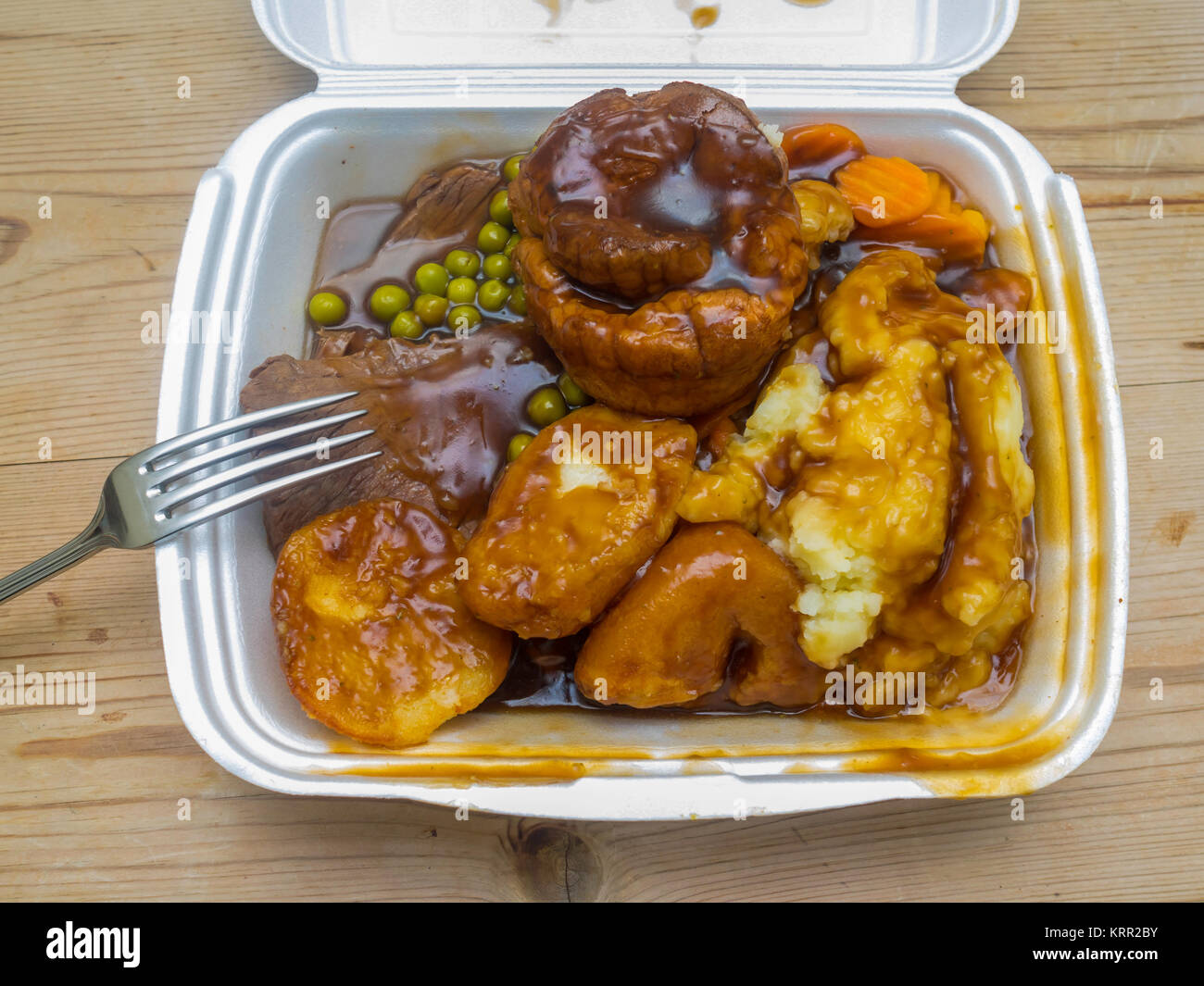 Take away Sunday Lunch from a craft butcher's shop with Roast Beef, Yorkshire Pudding, carrots, peas mashed and roast potatoes and gravy Stock Photo