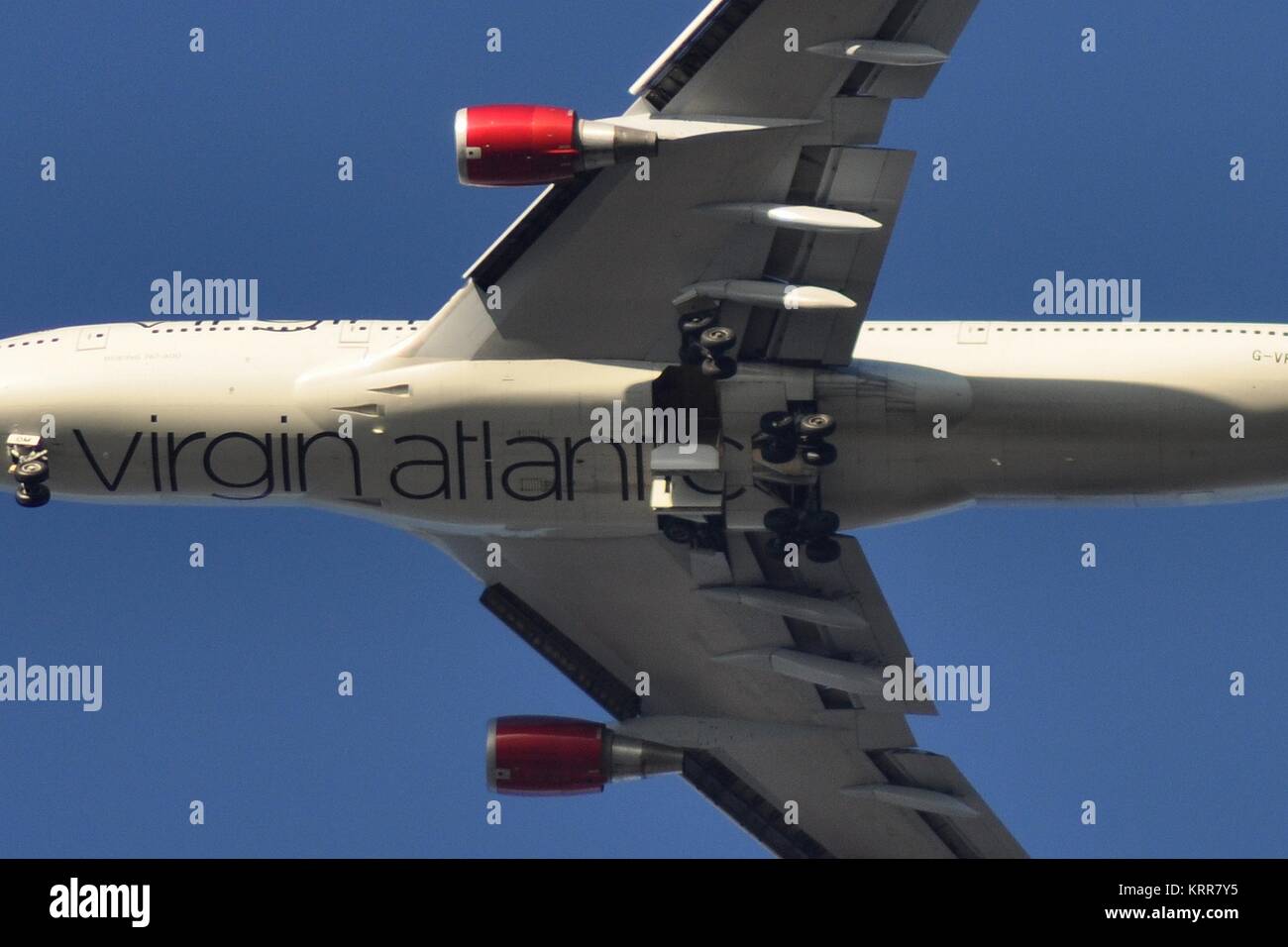 AIRCRAFT EMERGENCY. VIRGIN ATLANTIC BOEING 747-400 G-VROM PREPARES TO LAND WITH ONE SET OF THE STARBOARD UNDERCARRIAGE BOGIES FAILED TO LOWER. Stock Photo