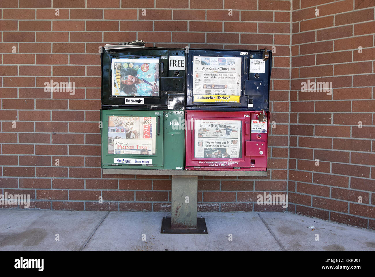 newspaper and magazine vending machine Stock Photo Alamy