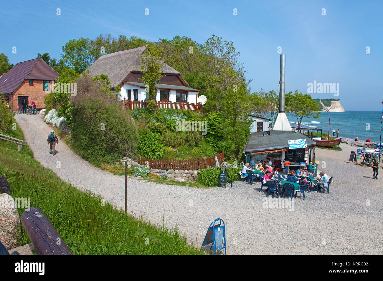 Menschen am Strand von Vitt, Fischimbiss und Fischraeucherei, Kap Arkona, Nordkap, Halbinsel Wittow, Insel Ruegen, Ostsee, East Germany, Eastern Germa Stock Photo