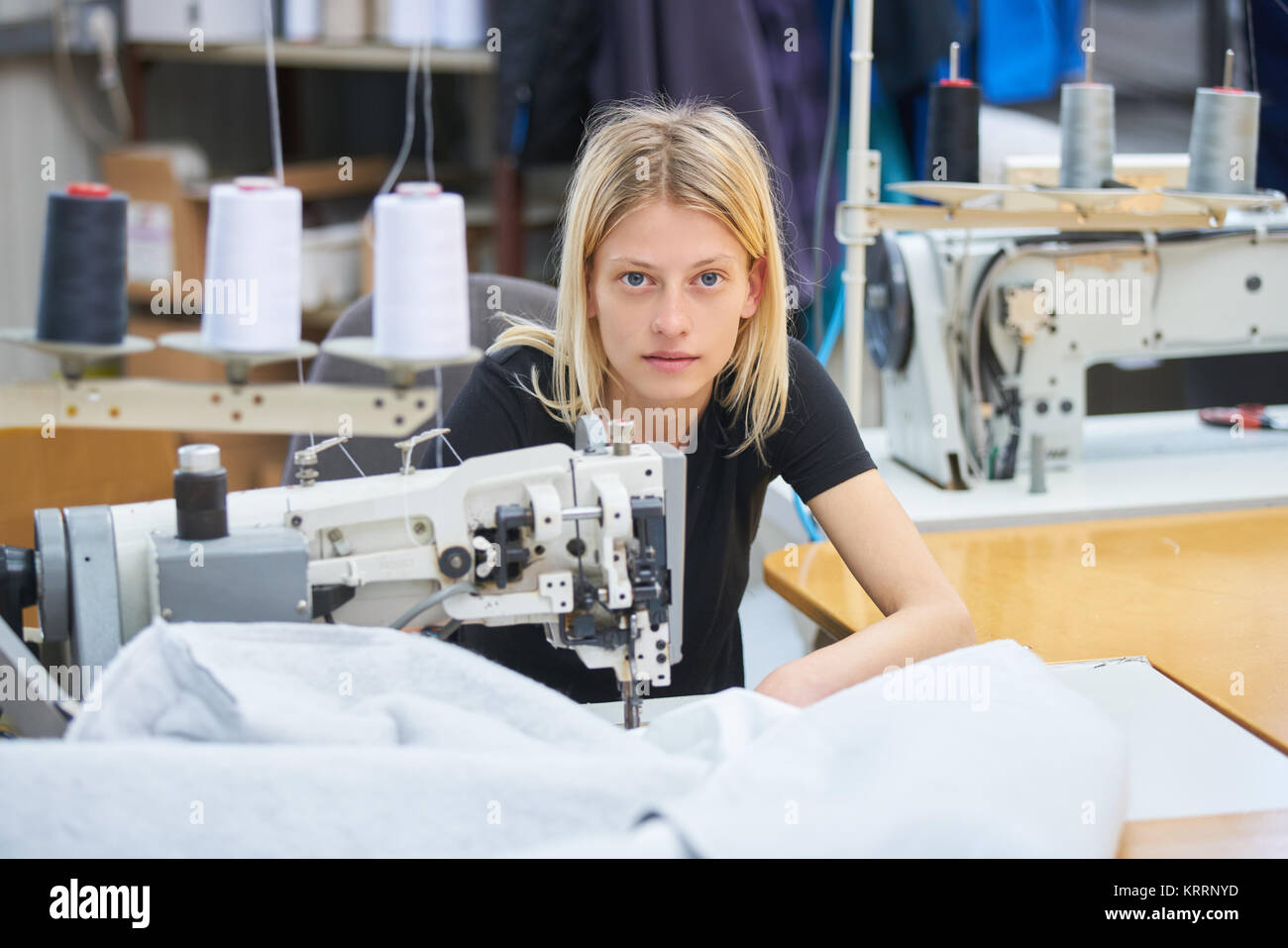 Шьет на машинке. Фотосессия со швейной машинкой. Швейная промышленность. She is machine. Швейная фабрика индонезия.