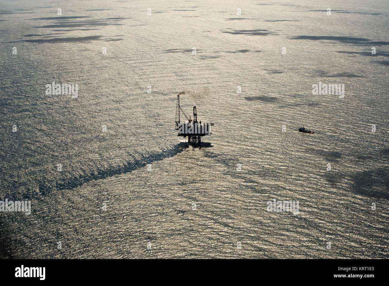 Erdöl-Feld. Oelfoerdergebiet in der Nordsee. Schoen sieht es aus. Industriegebiet Stock Photo