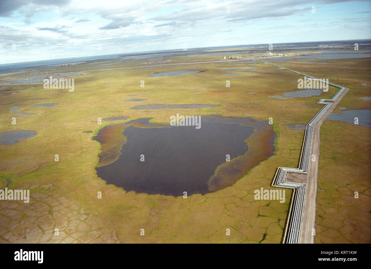 Trans-Alaska-Pipeline (TAP). Heated oil pipeline on permafrost soil in the north of Alaska / US, near Prudhoe Bay. Aerial view. Stock Photo