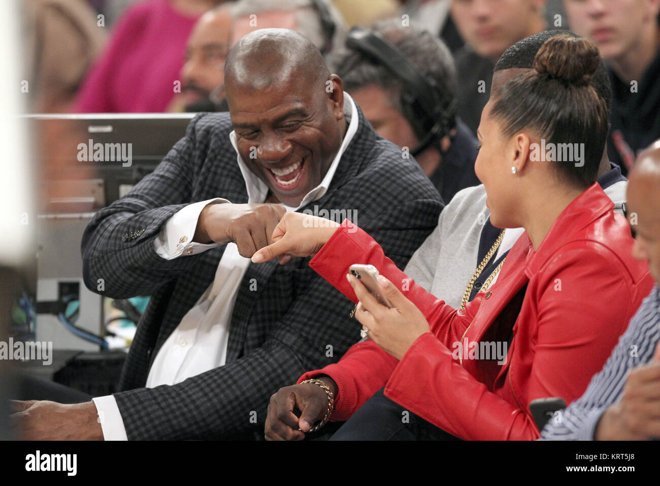 NEW YORK, NY - NOVEMBER 08: (Embargoed till November 10, 2015) Magic Johnson, Tracy Morgan with wife Megan Wollover sit with Michael K. Williams and  Director Spike Lee at the New York Knicks vs Los Angeles Lakers game at Madison Square Garden on November 8, 2015 in New York City.   People:  Magic Johnson, Tracy Morgan, Megan Wollover Stock Photo