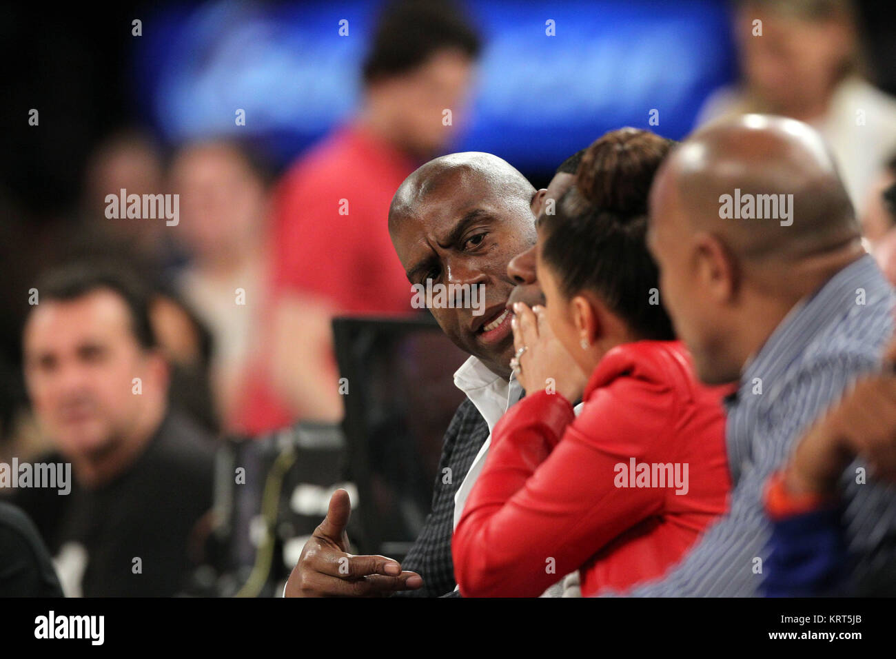 NEW YORK, NY - NOVEMBER 08: (Embargoed till November 10, 2015) Magic Johnson, Tracy Morgan with wife Megan Wollover sit with Michael K. Williams and  Director Spike Lee at the New York Knicks vs Los Angeles Lakers game at Madison Square Garden on November 8, 2015 in New York City.   People:  Magic Johnson, Tracy Morgan, Megan Wollover Stock Photo