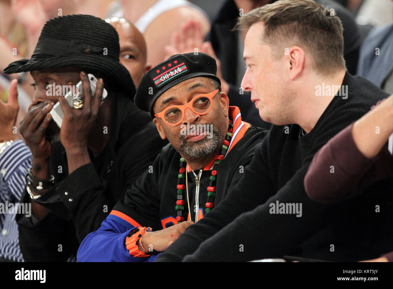NEW YORK, NY - NOVEMBER 08: (Embargoed till November 10, 2015) Magic Johnson, Tracy Morgan with wife Megan Wollover sit with Michael K. Williams and  Director Spike Lee at the New York Knicks vs Los Angeles Lakers game at Madison Square Garden on November 8, 2015 in New York City.   People:  Michael K. Williams, Spike Lee Stock Photo