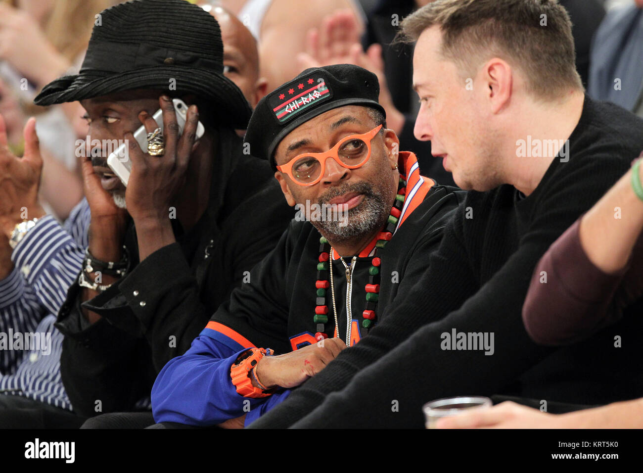 NEW YORK, NY - NOVEMBER 08: (Embargoed till November 10, 2015) Magic Johnson, Tracy Morgan with wife Megan Wollover sit with Michael K. Williams and  Director Spike Lee at the New York Knicks vs Los Angeles Lakers game at Madison Square Garden on November 8, 2015 in New York City.   People:  Michael K. Williams, Spike Lee Stock Photo
