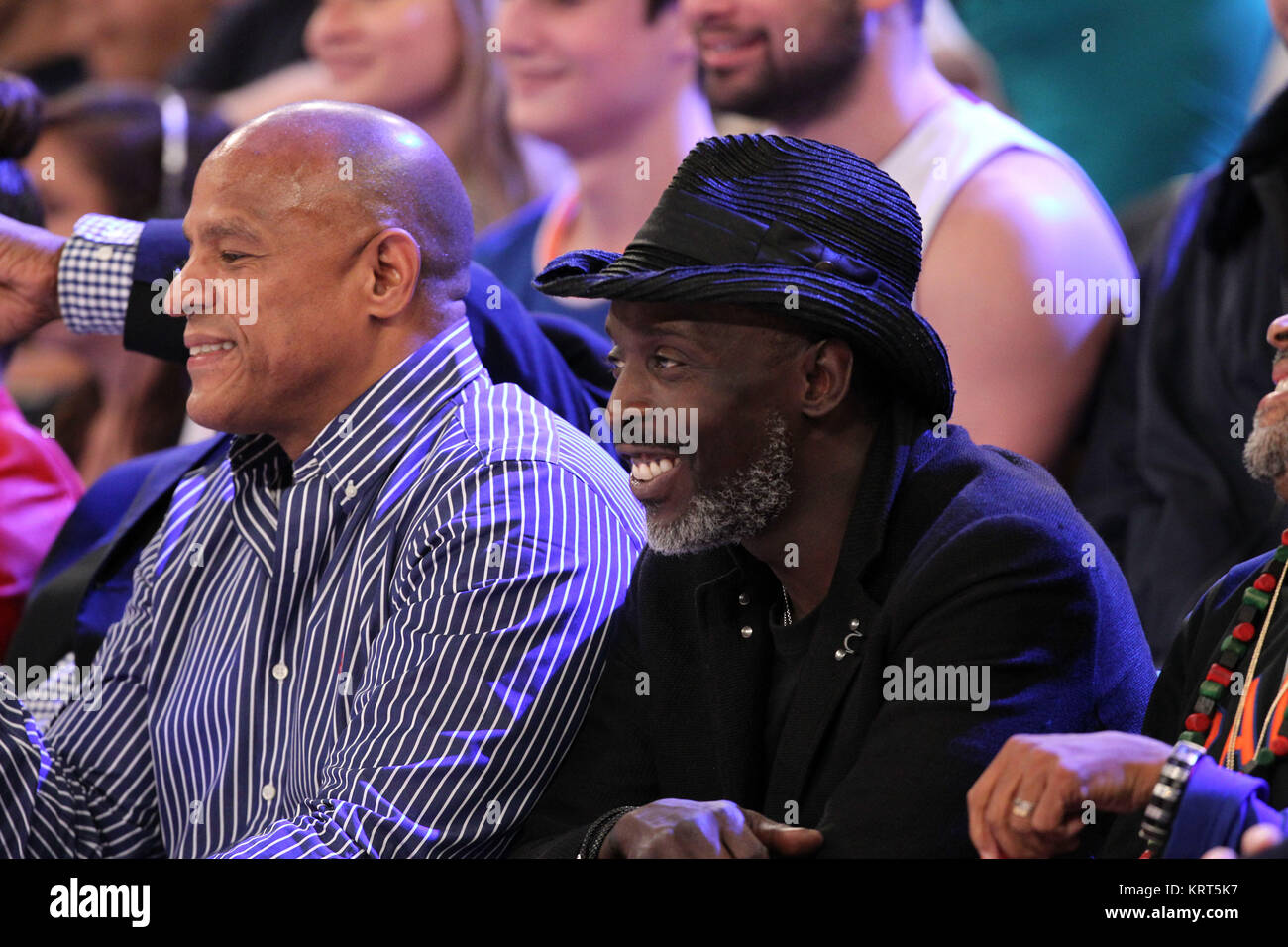NEW YORK, NY - NOVEMBER 08: (Embargoed till November 10, 2015) Magic Johnson, Tracy Morgan with wife Megan Wollover sit with Michael K. Williams and  Director Spike Lee at the New York Knicks vs Los Angeles Lakers game at Madison Square Garden on November 8, 2015 in New York City.   People:  Michael K. Williams Stock Photo