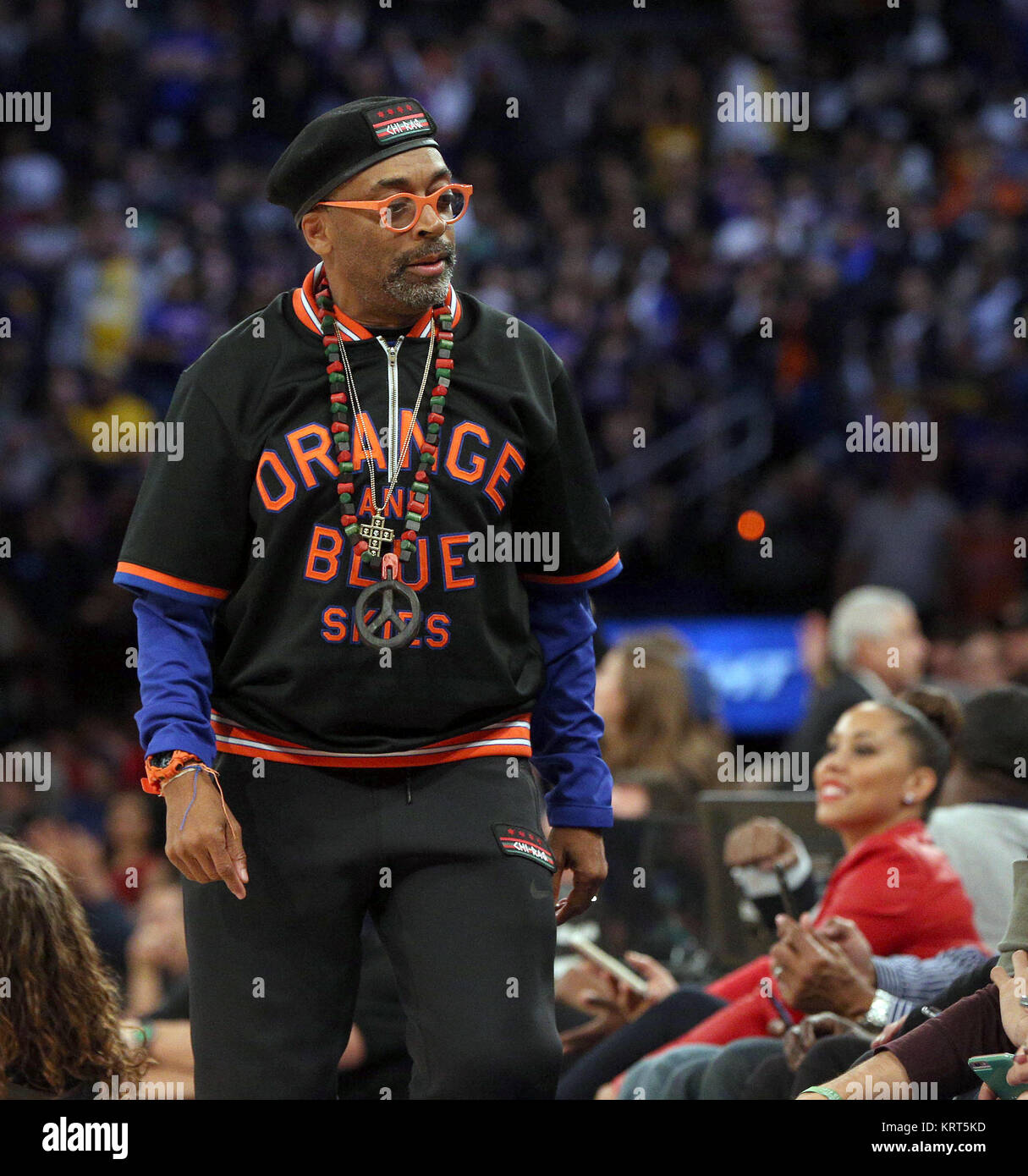 NEW YORK, NY - NOVEMBER 08: (Embargoed till November 10, 2015) Magic Johnson, Tracy Morgan with wife Megan Wollover sit with Michael K. Williams and  Director Spike Lee at the New York Knicks vs Los Angeles Lakers game at Madison Square Garden on November 8, 2015 in New York City.   People:  Spike Lee Stock Photo