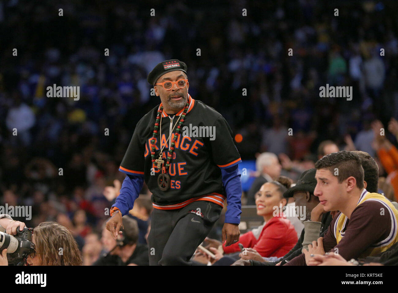 NEW YORK, NY - NOVEMBER 08: (Embargoed till November 10, 2015) Magic Johnson, Tracy Morgan with wife Megan Wollover sit with Michael K. Williams and  Director Spike Lee at the New York Knicks vs Los Angeles Lakers game at Madison Square Garden on November 8, 2015 in New York City.   People:  Spike Lee Stock Photo