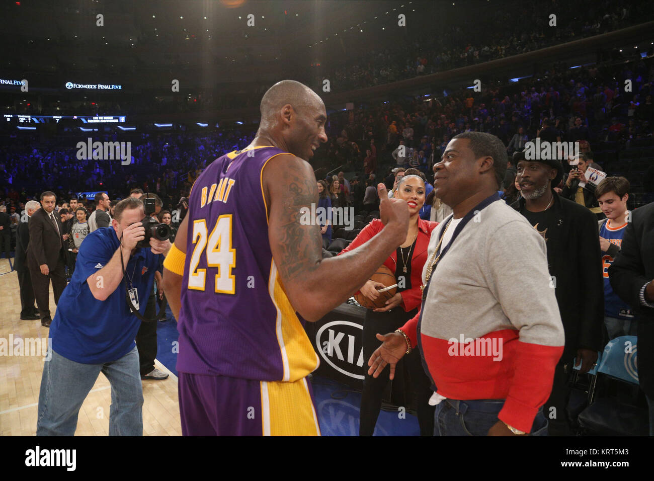 NEW YORK, NY - NOVEMBER 08: (Embargoed till November 10, 2015) Magic Johnson, Tracy Morgan with wife Megan Wollover sit with Michael K. Williams and  Director Spike Lee at the New York Knicks vs Los Angeles Lakers game at Madison Square Garden on November 8, 2015 in New York City.   People:  Tracy Morgan, Kobe Bryant Stock Photo
