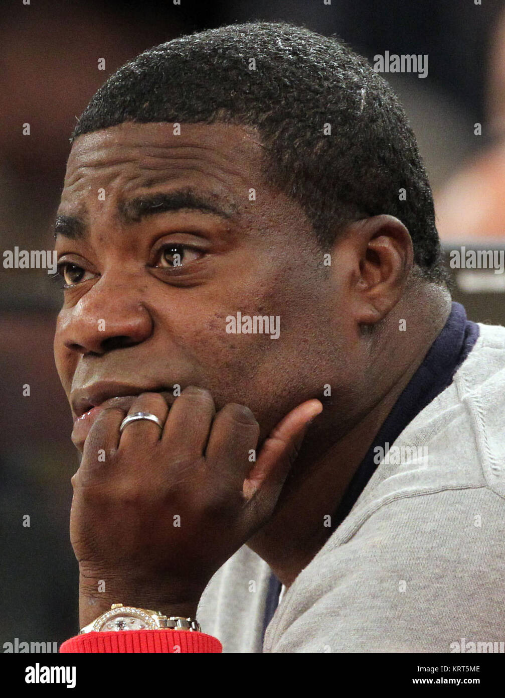 NEW YORK, NY - NOVEMBER 08: (Embargoed till November 10, 2015) Magic Johnson, Tracy Morgan with wife Megan Wollover sit with Michael K. Williams and  Director Spike Lee at the New York Knicks vs Los Angeles Lakers game at Madison Square Garden on November 8, 2015 in New York City.   People:  Tracy Morgan Stock Photo