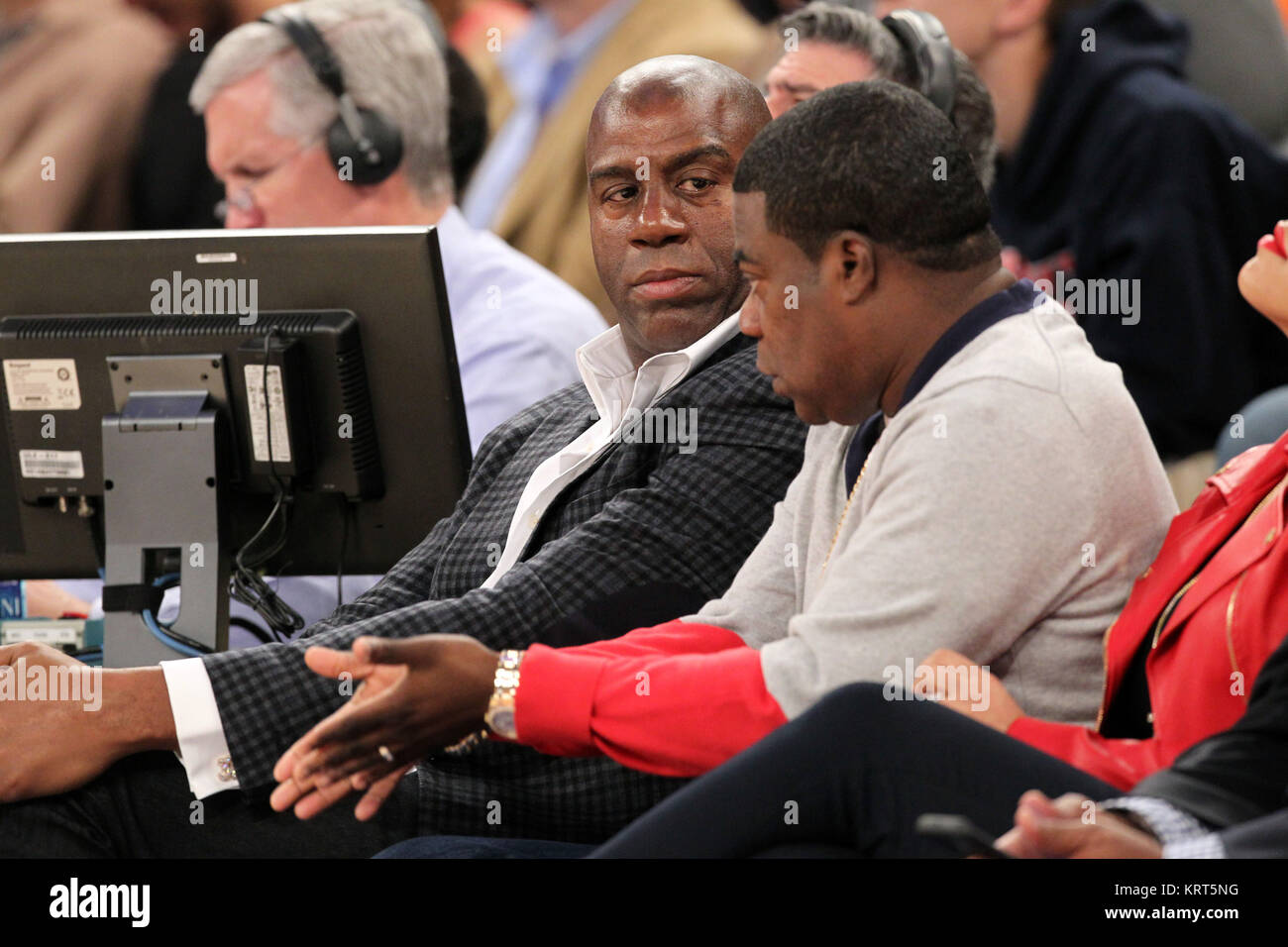 NEW YORK, NY - NOVEMBER 08: (Embargoed till November 10, 2015) Magic Johnson, Tracy Morgan with wife Megan Wollover sit with Michael K. Williams and  Director Spike Lee at the New York Knicks vs Los Angeles Lakers game at Madison Square Garden on November 8, 2015 in New York City.   People:  Tracy Morgan Stock Photo