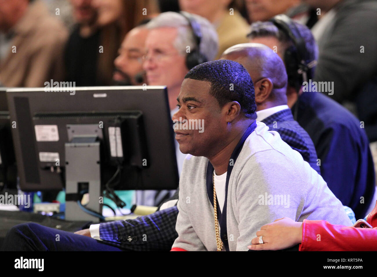 NEW YORK, NY - NOVEMBER 08: (Embargoed till November 10, 2015) Magic Johnson, Tracy Morgan with wife Megan Wollover sit with Michael K. Williams and  Director Spike Lee at the New York Knicks vs Los Angeles Lakers game at Madison Square Garden on November 8, 2015 in New York City.   People:  Tracy Morgan Stock Photo