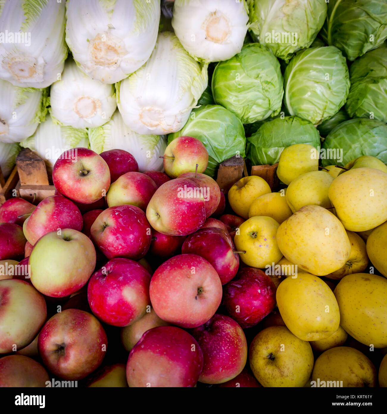 Fruits and vegetables at a farmers market Stock Photo - Alamy