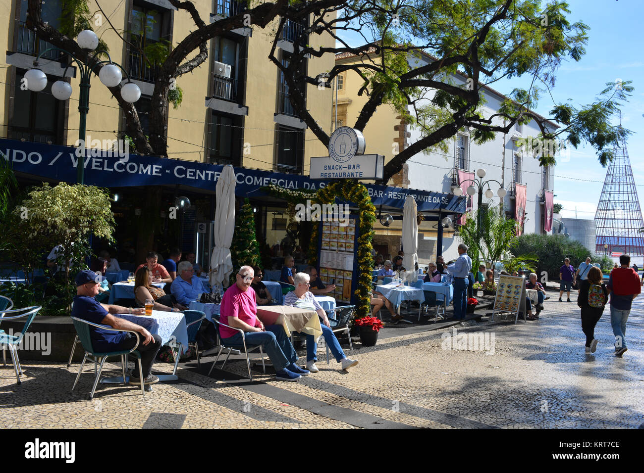 Couple sitting at the outdoor cafe of Restaurante Centro Comercial da Sé, Funchal, Madeira, Portugal Stock Photo