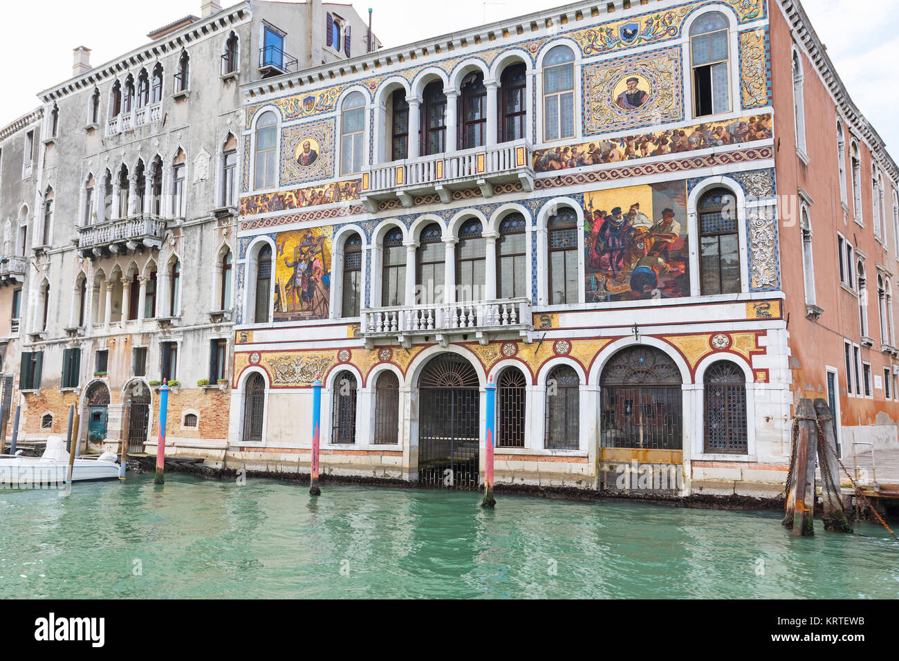 Palace in by canal venice hi-res stock photography and images - Alamy
