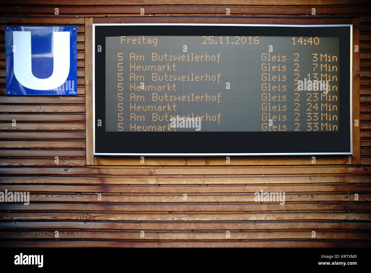 Eine digitale Anzeigetafel mit den Abfahrzeiten für die U-Bahn in Köln. Stock Photo